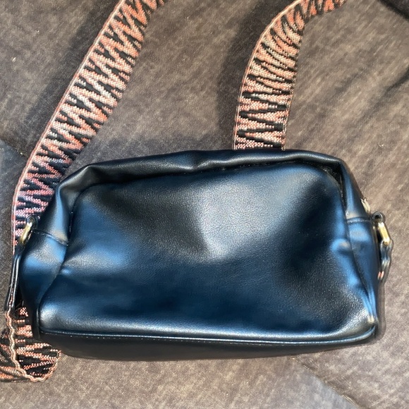 Olivia & Kate Women's Vegan Leather Black Everyday Crossbody/ shoulder bag new - Picture 3 of 8